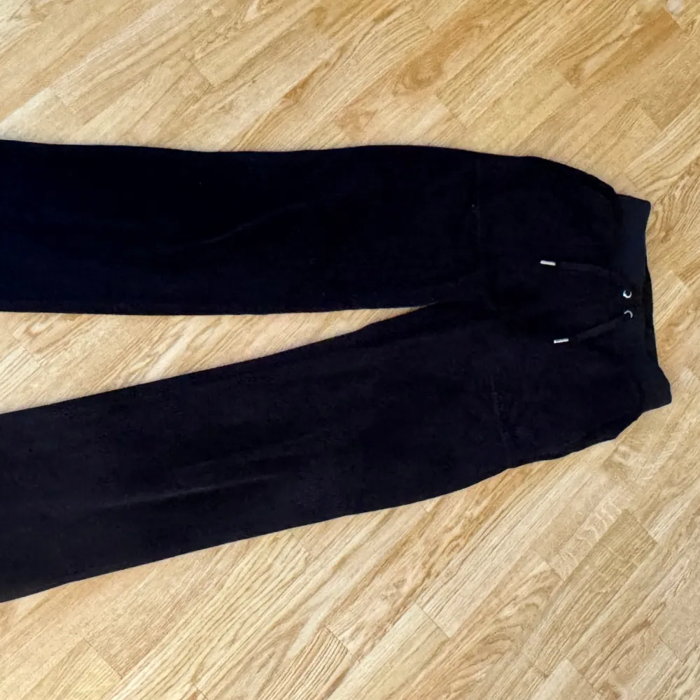 Storlek: xxs  Säljer dessa byxor för att de inte kommer till användning längre. Super sköna, i bra skick.   Priser kan diskuteras!  Köparen står för frakt, kan mötas upp i Helsingborg!🩷 . Jeans & Byxor.