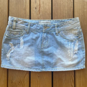 jeanskjol - supersöt jeanskjol och perfekt till sommaren! använd ett fåtal gånger och är i bra skick!
