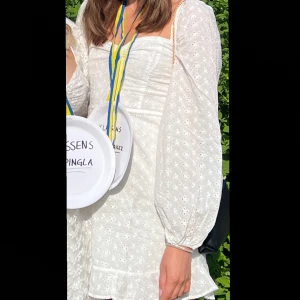 Studentklänning  - Vit klänning som passar perfekt till studenten!! Säljes i storlek 36, på bild har jag storlek 34 så klänningen som säljs är aldrig använd! 