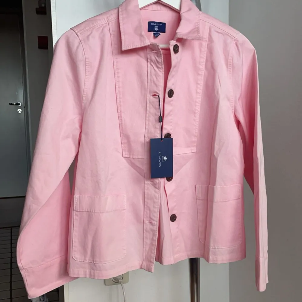 Snygg rosa jacka perfekt till sommaren från Gant. Helt oanvänd med lappen kvar. Pris kan diskuteras om du är intresserad ❤️. Jackor.