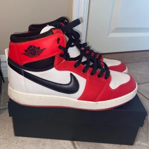 Limited edition Jordan 1  - Skorna är vunna på ett lotteri och är värda mycket men priset kan diskuteras, knappt använda och myxket bra skick 