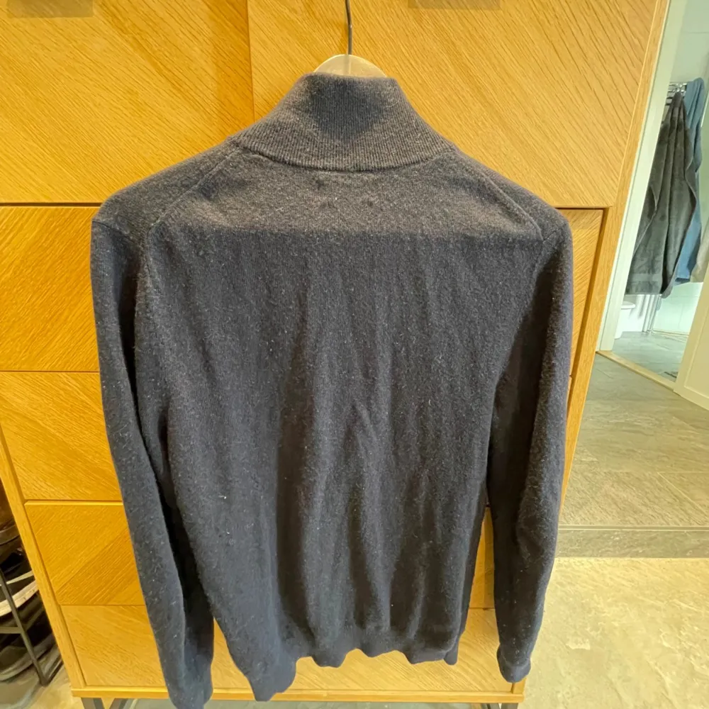 Säljer nu denna feta Gant zip tröja i strl s, skick 8/10 använd väldigt sällan och inga defekter finns, är öppen för byten och priset kan diskuteras 😃. Hoodies.