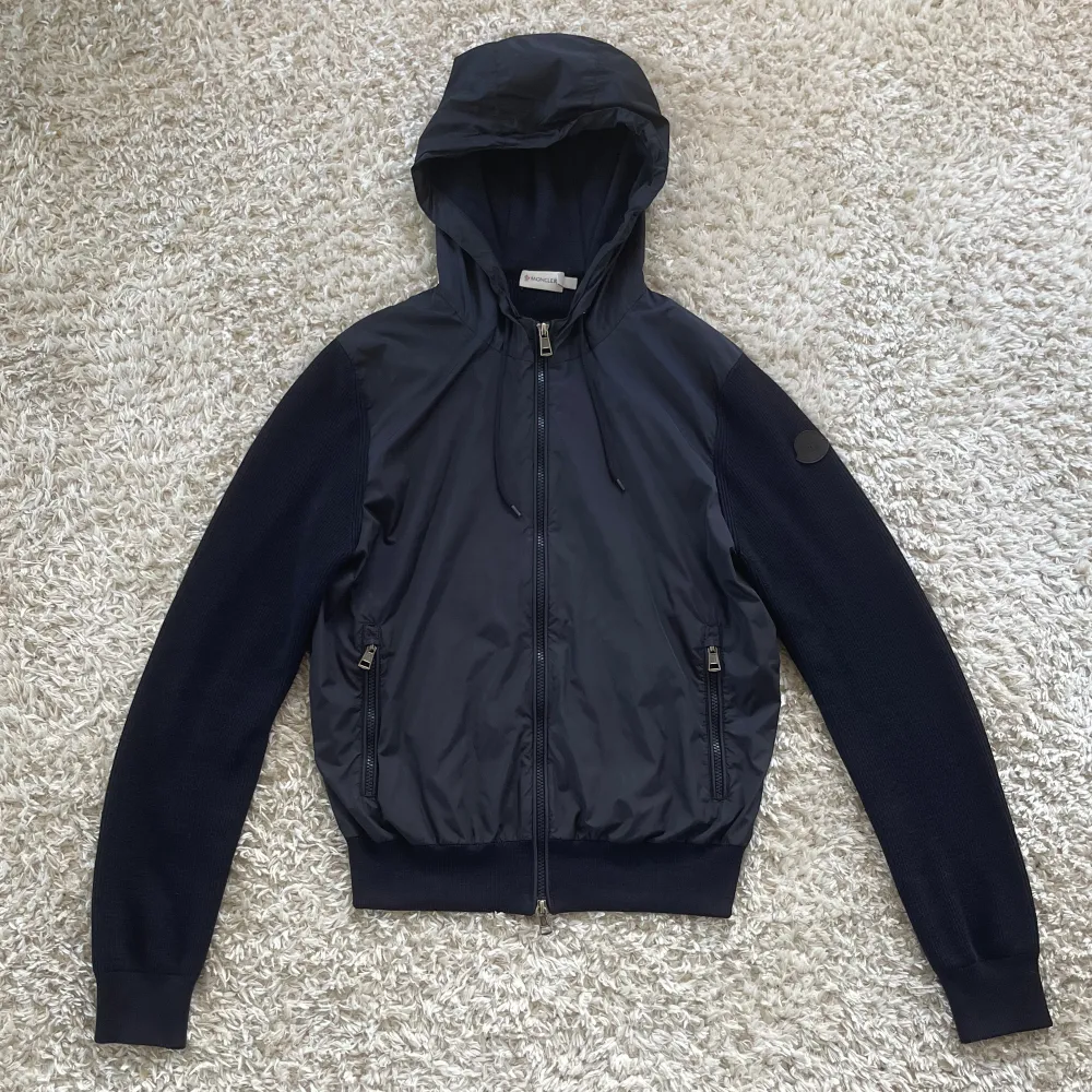 ‼️VI TAR EJ BYTEN‼️ Moncler hooded cardigan | Skick: 8/10 | Storlek M Fits S | Fraktar inom 24H efter köp, på köparens bekostnad 📦 | Hör av dig vid minsta fråga eller fundering 💭. Jackor.