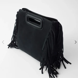 Maje väska  - Hej, detta är en intresse koll på min maje väska. Det är den lilla modellen i mocka. Köpt för ca 2 300kr. Hade kunnat sälja den för 1 600kr. Har haft dne i ca 1 år och är i bra skick äkt hetsbevis och dust bag medföljer🙌🏼💞