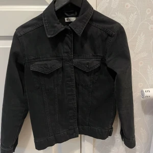 Svart jeansjacka - uper fin svart jeans jacka köpt på Gina tricot för cirka 3 år sedan. Storlek XS. Bra skick! Pris går att diskutera, kontakta mig för mer info! 🤗💓