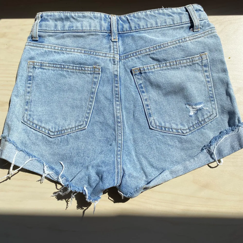 Säljer ett par jeansshorts från hm som är använda en sommar i strl 34 i midwaist. Säljer då de tyvärr har blivit försmå för mig . Shorts.