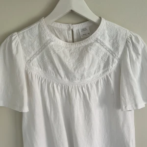 Zara blus - Fin blus från zara som jag köpte i somras, från zaras barn avdelning. Kontakt om frågor eller funderingar. 