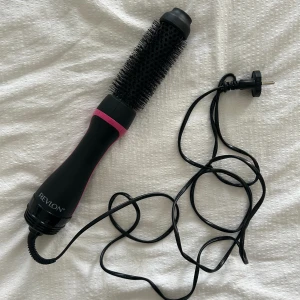 Revlon värmeborste - Revlon One-Step Style Booster Round Brush Dryer & Styler. Köpt för ca 7-8 månader sedan, använt den en gång. Har köpt en annan typ av värmeborste, därför säljer jag denna. 