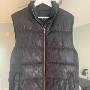 Christian dior väst svart - Säljer än Christian dior väst svart. Västen är i bra skick, knappt andvänd. Kan mötas i Stockholm eller fraktas, skriv för mer bilder. Priset går att diskutera 