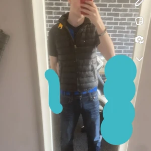 Parajumper Väst - En parajumper väst som inte kommer till användning längre, har haft den i lite över ett år men använts i sparsamt skick, storlek är y-m men sitter mer som xs-s, inget kvitto, qr kod scan fungerar