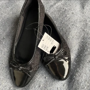 Supersnygga ballerina!! - OBS LÄS HELA!! Supersnygga perfekt till sommaren, fint skick men har några  repor/ rispor längst fram på skon (sista 2 bildena är mina, se sista för repan) 💋💋!!