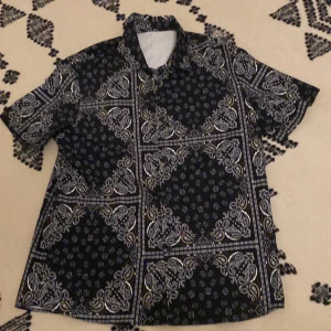 Skjorta - Fin Skjorta som är i jätte fin skick.  Har används under en helg inte mer.