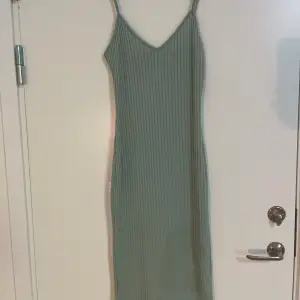 Grön klänning i storlek S från Shein. Nått litet märke vid slutet (går nog att tvätta bort) Annars i bra skick😀