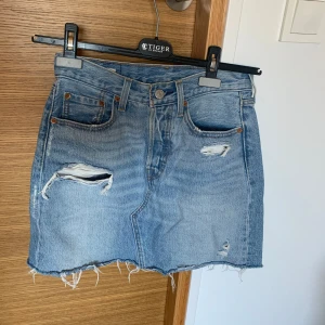 Levi’s Jeans Kjol - Fin Levi’s kjol i gott skick, säljer då jag inte finner användning av den i nuläget❤️