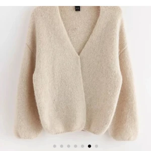 lindex kofta - säljer denna koftan från lindex för jag inte tycker om hur den sitter på mig! ⭐️skriv privat för fler bilder!! 💋