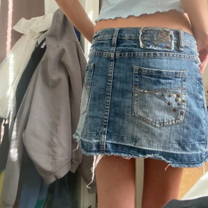 Jeanskjol - Så snygg jeanskjol jag verkligen älskar med coola detaljer på🙏💕💕💕