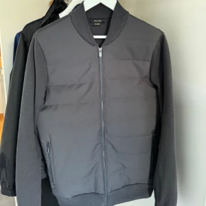 Massimo Dutti Cardigan - Riktigt fet cardigan som är riktigt bekväm och perfekt till våren och sommarkvällar! Använd Ca 10 gånger väldigt försiktigt.  Är inte intresserad av byten, eventuellt någon parfym. Storlek M  Nypris: 1199 kr