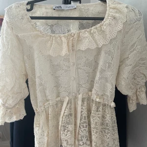 Zara blus  - Normal i storleken  Andvänd ungefär 2 gånger  Den är som ny 