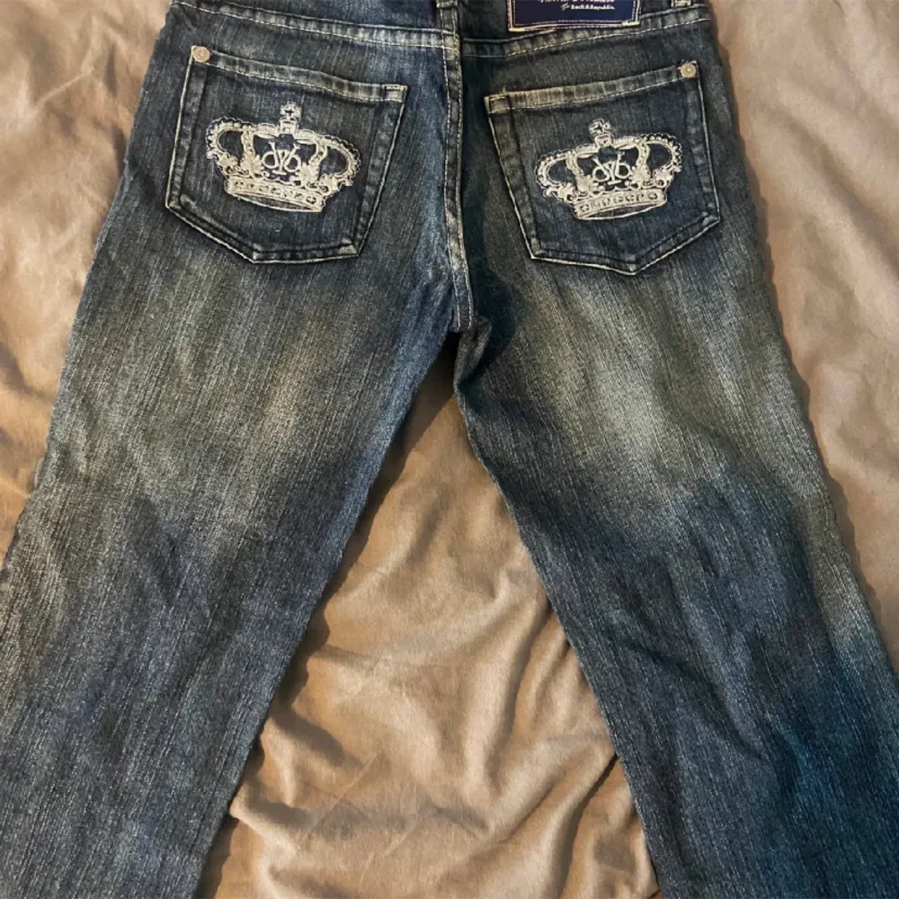 Jättesnygga Victoria Beckham jeans! Kan ej använda mer pga att dem tyvärr blivit för små.. En knapp har gått av men för övrigt i jättebra skick! Nypris ca 4000kr 💓. Jeans & Byxor.