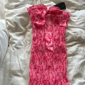 jätte fin rosa blommig klänning 💓helt ny med prislapp