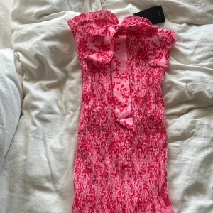 rosa blommig klänning - jätte fin rosa blommig klänning 💓helt ny med prislapp