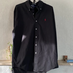Ralph lauren skjorta  - Tja säljer nu denna Ralph lauren skjorta då den ej passa mig storlek M men sitter som L för mer bilder eller vid minsta lilla fundering är de bara höra av sig 