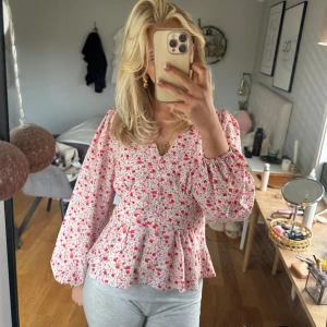 Blus - Sååååå söt blus från neo noir! Nypris 800💗 