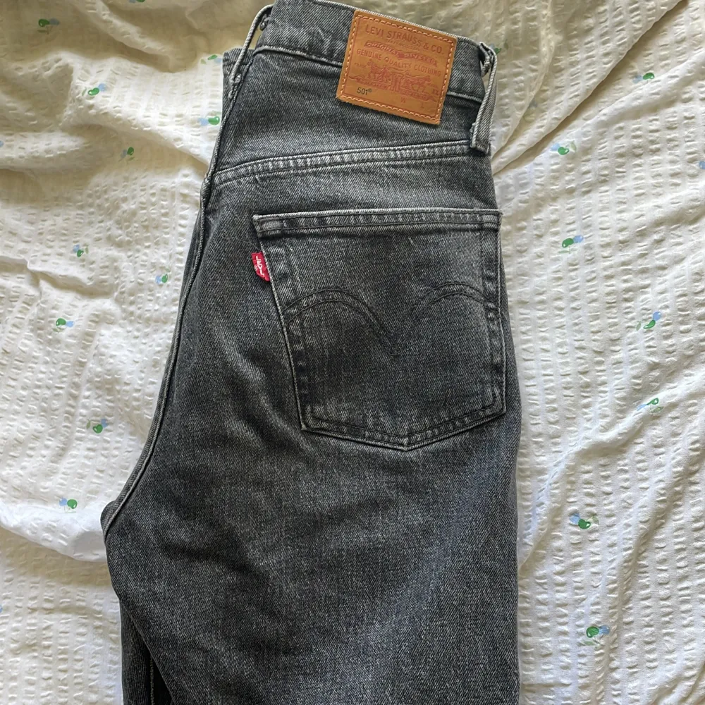 Jättefina Levis jeans som tyvärr var för små, (köpta på plick). Superbra kvalite, inga defekter. 💖w24 L26. Jeans & Byxor.