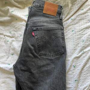 Jättefina Levis jeans som tyvärr var för små, (köpta på plick). Superbra kvalite, inga defekter. 💖w24 L26