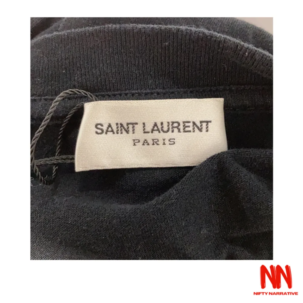 T-shirt Saint Laurent. Storlek: XS. Skick: 8/10. För mer info, kontakta oss och kolla gärna in vår sida för fler plagg!. T-shirts.