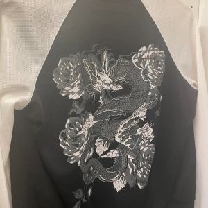 Bomberjacka med broderier - Passar större storlekar också xs-m