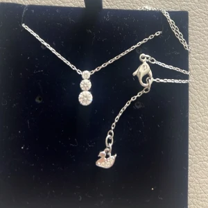 Swarvoski halsband - Svaroski halsband, köptes för några månader sen, inga defekter eller sånt, nypris: 1,190kr 💓