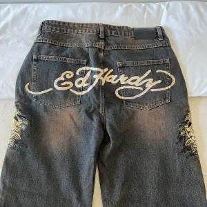 Säljer mina snyggaste jeans då jag inte använder dem från Ed Hardy. Använt dem mindre än 10 gånger. Väldigt fint skick nästan helt nya. W30 L32