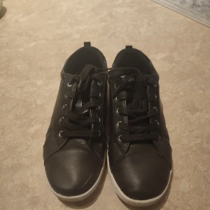 Svarta sneakers  - Använda fåtal gånger men i fint skick. Skriv vid funderingar 🥰