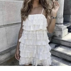 Zara volangklänning  - Volangklänning rån zara 