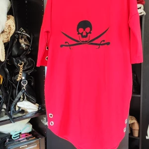 Klänning  - Finns en obehandlad fläck se bild, annars i jättefint skick, passar Stl L Xl Mörkare röd än på bild 