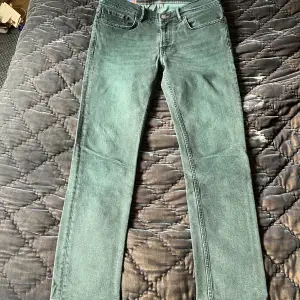 Coola acne jeans med en snygg grön färg!