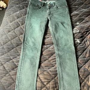 Acne jeans blå konst - Coola acne jeans med en snygg grön färg!