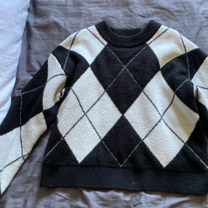 Stickad tröja - Gina Tricot  - Fint stickad tröja i svartvitt mönster från Gina Tricot, Använd men i bra skick. Strl S😊