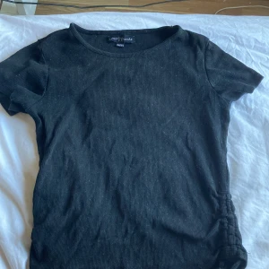 Svart tröja🖤💗 - En svart tröja med såna band vid sidan som man kan tajta up💗