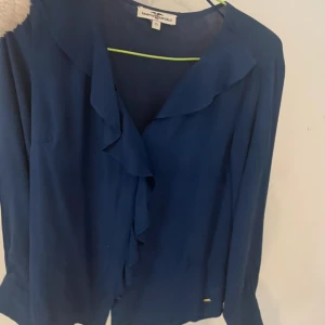 Volang blus  - Fin blus från Hampton Republic