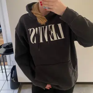 Säljer denna sköna Levi’s hoodie som bara är använd fåtal gången🌟Nypris 800kr