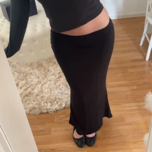 Svart tajt långkjol - Svart Långkjol från bikbok. Köpt förra året, inga defekter alls. Storlek xs och sitter bra på mig som är 1,67.