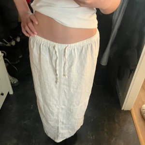 Linne kjol - Super fin kjol i bra skick!! Köparen står för frakten, men kan även tänka mig att mötas upp. Skriv om ni har frågor💓💓