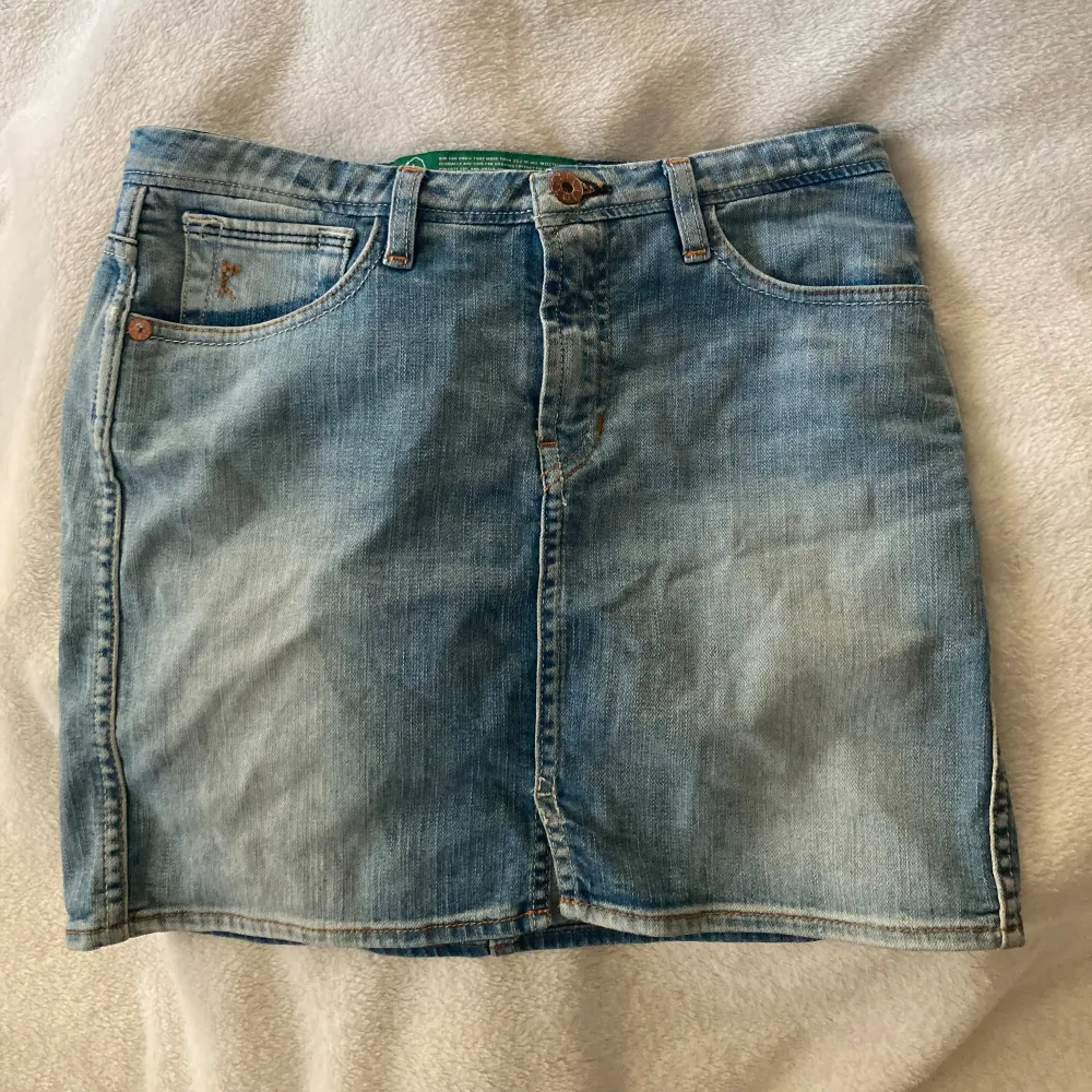 Fin jeanskjol som jag säljer då den är för liten för mig! ❤️ Står ingen storlek men skulle säga S. Perfekt till sommaren ❤️ . Kjolar.