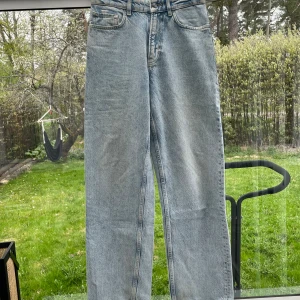 Light wash loose jeans w27 - Ett par loose fit jeans från karve  Light wash och perfekt för sommaren Har märke från skärp vi midjan men annars inga fel Storlek 27 i midjan