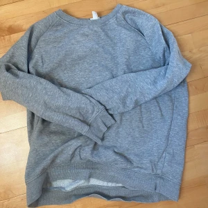 Grå sweetshirt  - Säljer min gråa sweetshirt från hm, använd några få gånger men i rätt bra skick 