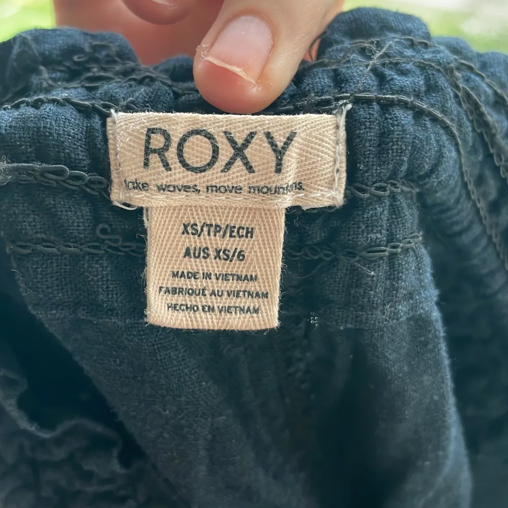 Säljer mina roxy linnebyxor för att de tyvärr inte kommer till användning. Sparsamt använda . Jeans & Byxor.
