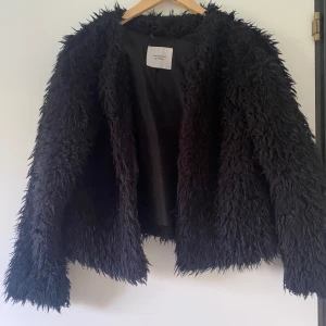 Pälsjacka  - Jättefin lite mer Stockholmsstil den är svart och bra skick. Inga fickor. Sparsamt använd. Fler bilder kan skickas vid intresse. Frakt ingår ej.