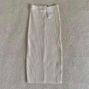 Vit kjol från Zara i storlek S, knappt använd. Skriv för mer bilder eller frågor!💕 